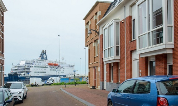 Schip bij woonwijk IJmuiden