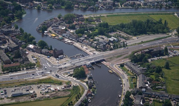 Luchtfoto van Brug Ouderkerk 