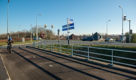 Fietser en auto's op de kruising van de Leeghwaterweg met de Zuiderweg