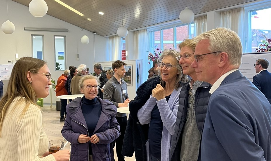 Gedeputeerde Jeroen Olthof op de informatiemarkt in maart 2025