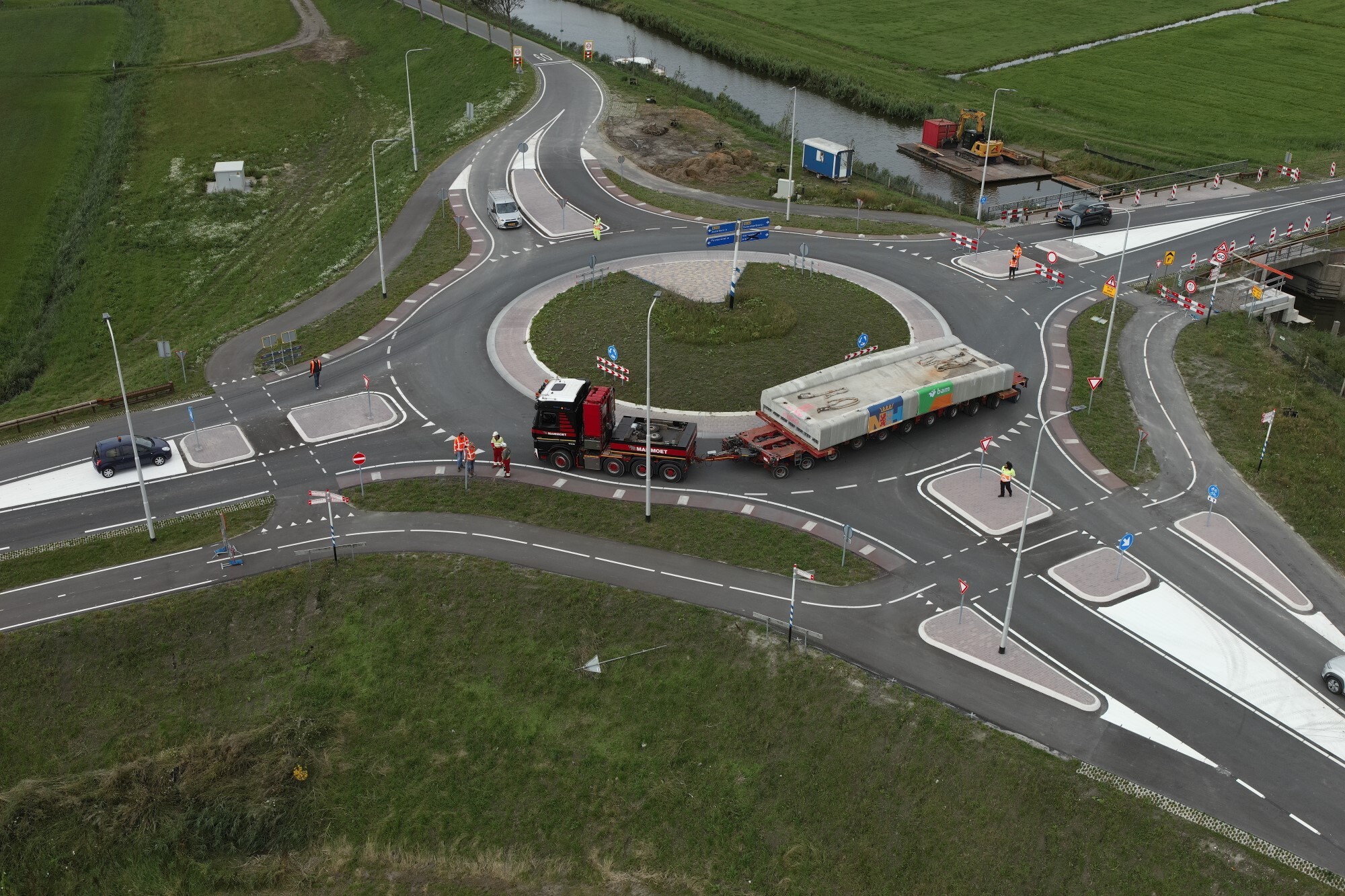 Een 3D-betongeprinte fietsbrug wordt vervoerd over de N243 naar de definitieve locatie langs de Schermerhornerweg (N243). Foto gemaakt op 5 augustus 2023