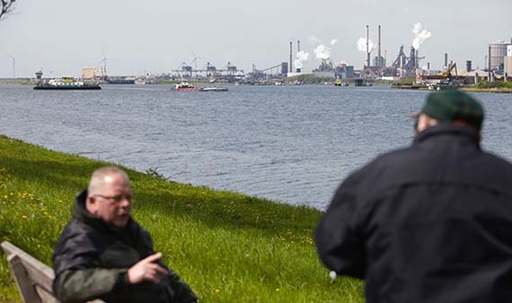 Blik op Tata Steel in de IJmond in de provincie Noord-Holland