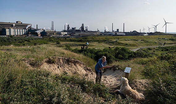Wijk aan Zee in Noord-Holland met op de achtergrond de Tata Steel staalfabriek.