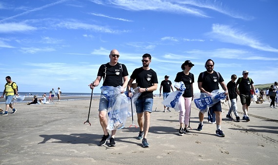 Vrijwilligers ruimen het strand bij Zandvoort op.