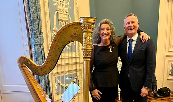 CvdK Van Dijk benoemt getalenteerd harpiste tot Lid in de Orde van Oranje Nassau