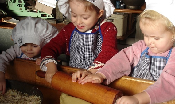 Kinderen bakken in Museum de Oude Bakkerij.