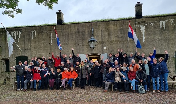 Groepsfoto vrijwilligers Hollandse Waterlinies bij Fort Edam.