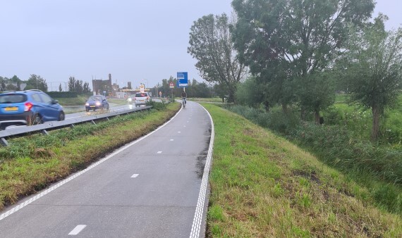 Het fietspad langs de Provincialeweg (N203) tussen Castricum en Uitgeest
