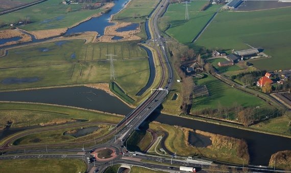 Luchtfoto rotonde N241 tussen Schagen en Verlaat