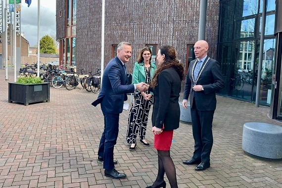 Arthur van Dijk wordt bij het Cultuurhuis Heemskerk ontvangen door directeur Mirjam Ducloo
