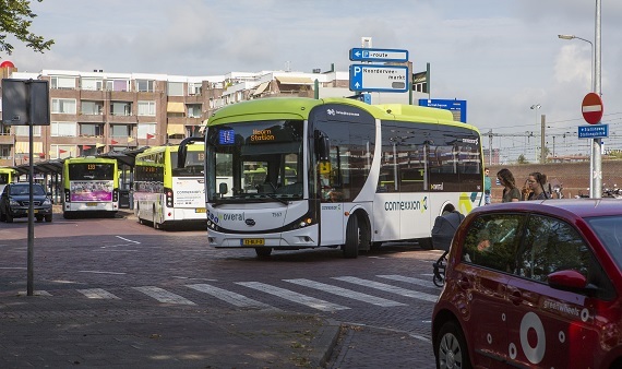 Bus bij station Hoorn