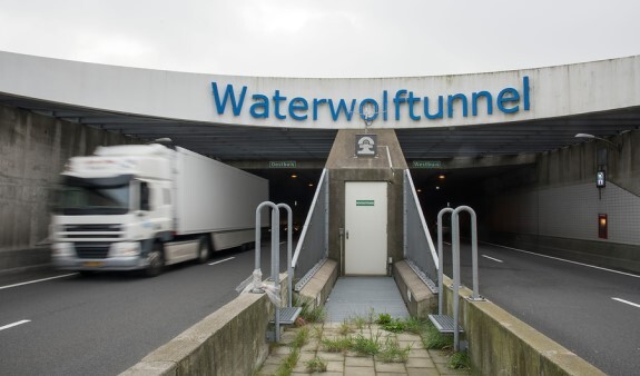 Vrachtwagen rijdt door de Waterwolftunnel