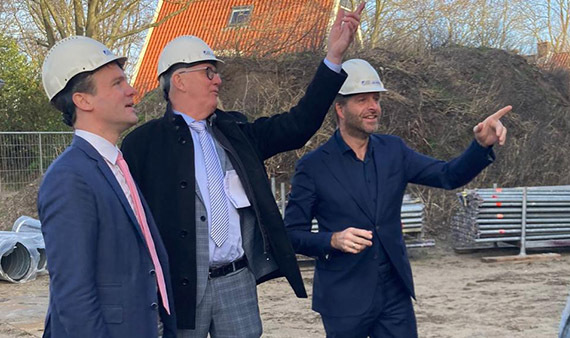 Gedeputeerde Beemsterboer en minister De Jonge bekijken bouwmogelijkheden Uitgeest   