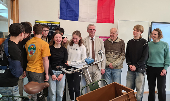 Jeroen Olthof met Franse en Nederlandse leerlingen