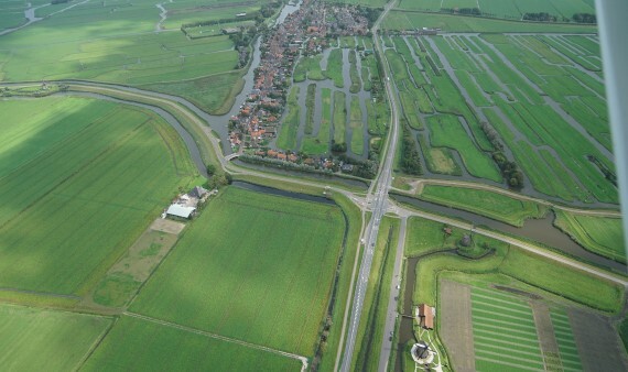 Luchtfoto van de N243 bij de kruising met de Molendijk
