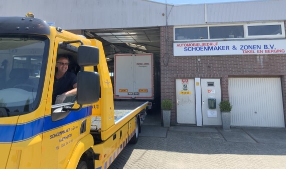 Ron Schoenmaker in een vrachtwagen voor zijn bedrijf