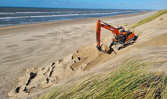 Graafmachine aan het werk in duinen bij Castricum 