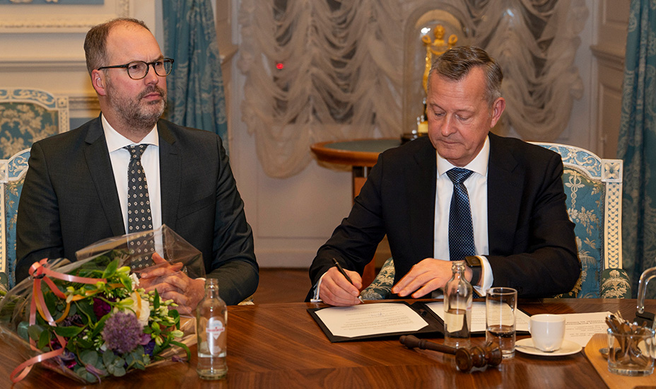 Commissaris Van Dijk tekent de benoeming van Léon de Lange tot waarnemend burgemeester van Hollands Kroon