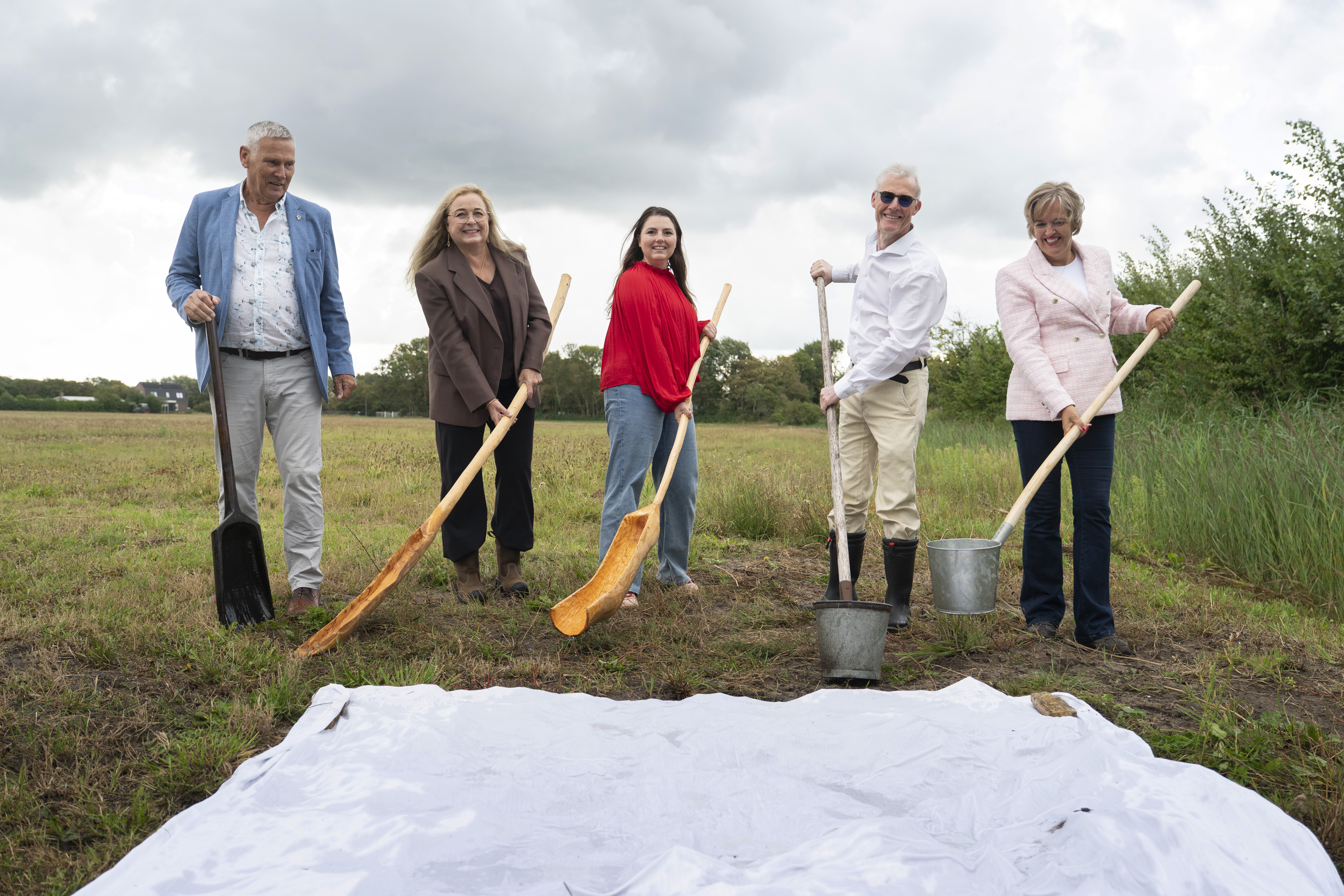 Van links naar rechts. Jos Beemsterboer (Hoogheemraadschap HHNK), Paulien Pistor (PWN), Anouk Gielen (provincie Noord-Holland), Adriaan Valkering (Stichting De Bleek), Yvonne Roos-Bakker (gemeente Bergen) 