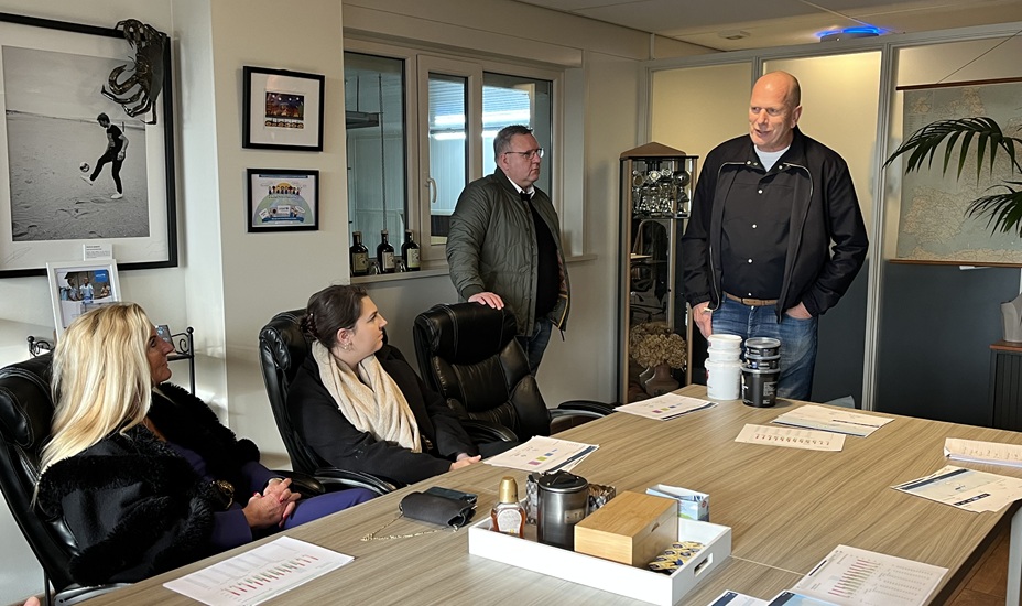 Interfish-eigenaar Henk van der Deijl in gesprek met gedeputeerden Esther Rommel (links) en Anouk Gielen (rechts)