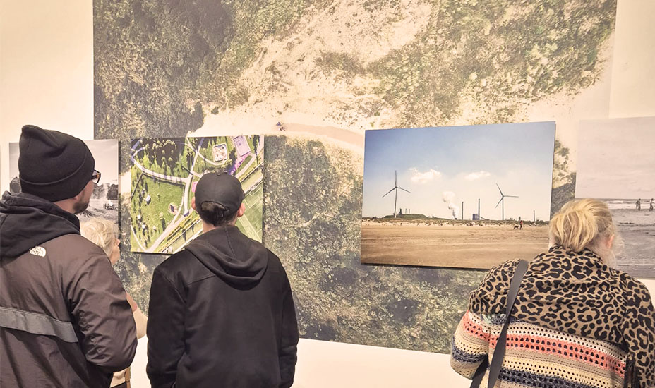Bezoekers bij de expositie Kwetsbaar, maar aanwezig. Natuur en recreatie verweven van fotograaf Stacii Samidin