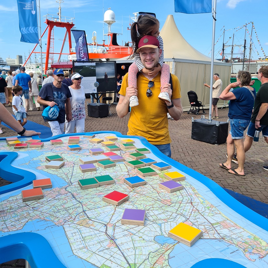 Nikki Veldhuis uit Velserbroek bij de tafel van Regie op de Ruimte.