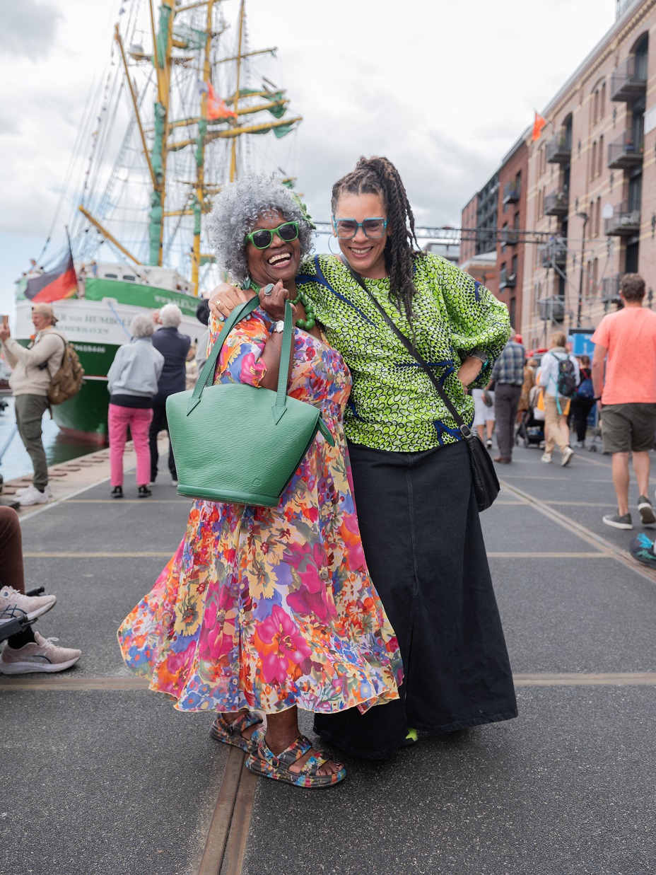 Twee lachende dames poseren.