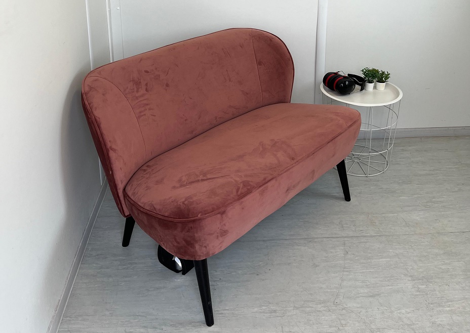 Bank en tafel met koptelefoon