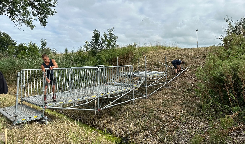 Loopbruggen worden klaargezet bij de Amsterdamseweg (N202)