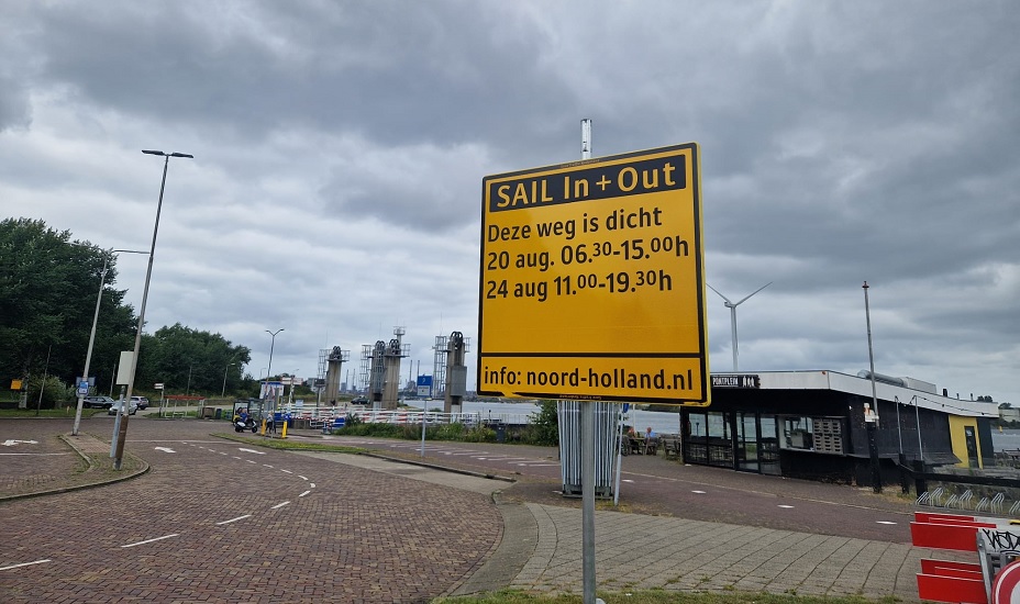 Vooraankondigingsbord met verkeersinformatie over SAIL.