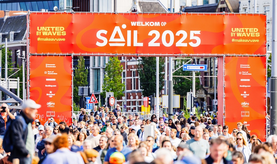 Drukte bij het welkomstbord van SAIL 2025.