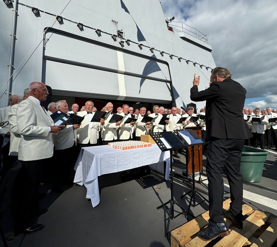 Op de Zr. Ms. Evertsen zingt een koor de Blessing of the Sails.