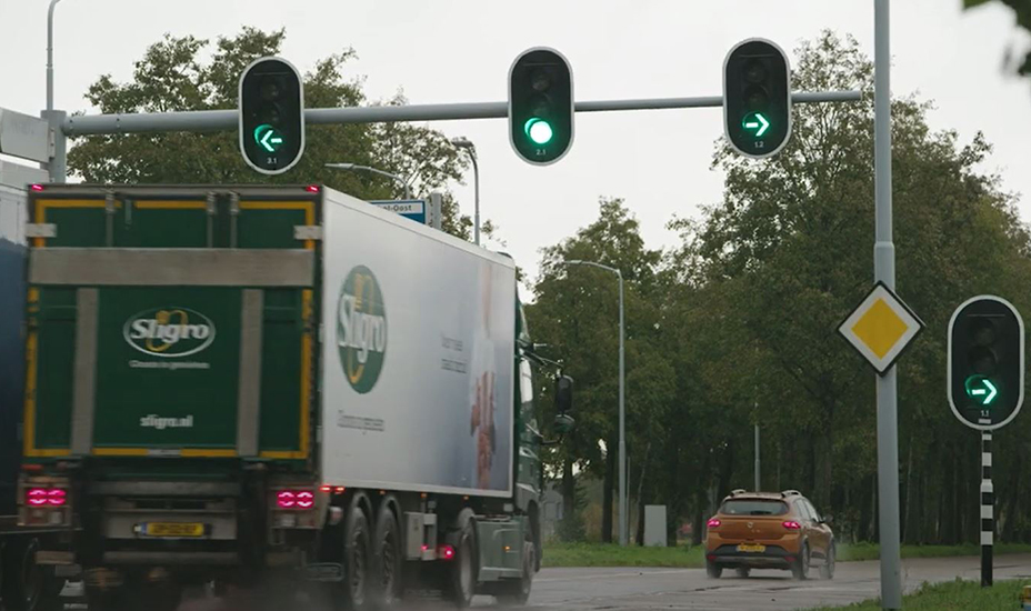 Video: Wat betekent connected transport voor transport en logistiek en hoe en wanneer krijg je als chauffeur een streepje voor bij slimme verkeerslichten. Amsterdam Logistics legt uit.