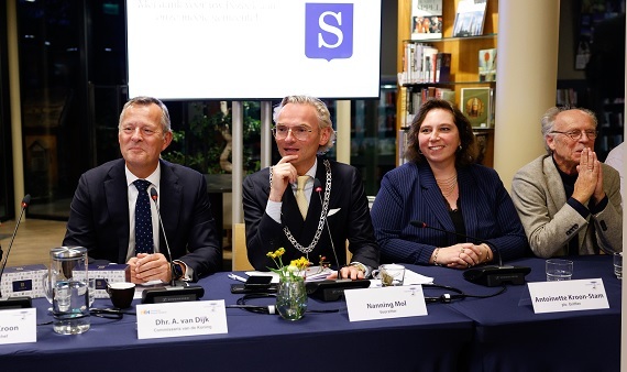 CvdK Arthur van Dijk (links) aan tafel met burgemeester Mol (midden) en griffier Kroon-Stam van de gemeente Laren