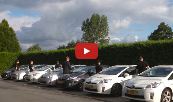 Bekijk de video 'Communicerende auto’s getest op eerste slimme weg'