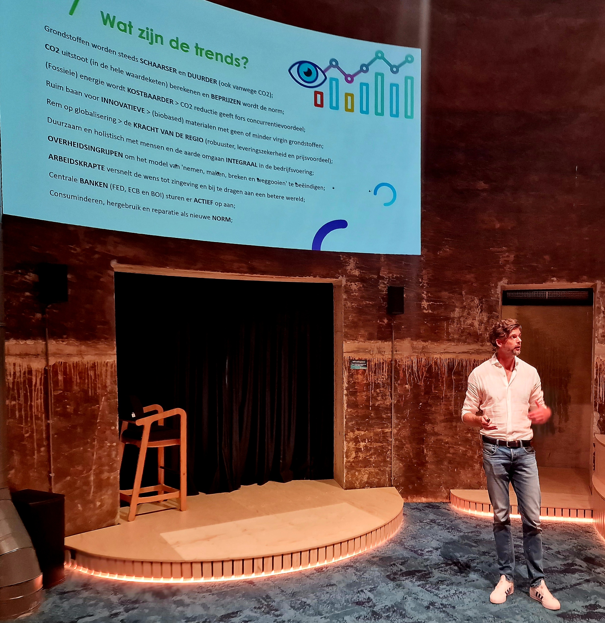 Leon van Ast tijdens presentatie in grote zaal