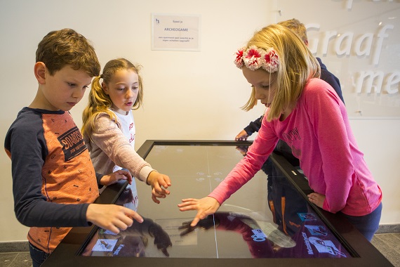 Kinderen werken aan tafel.