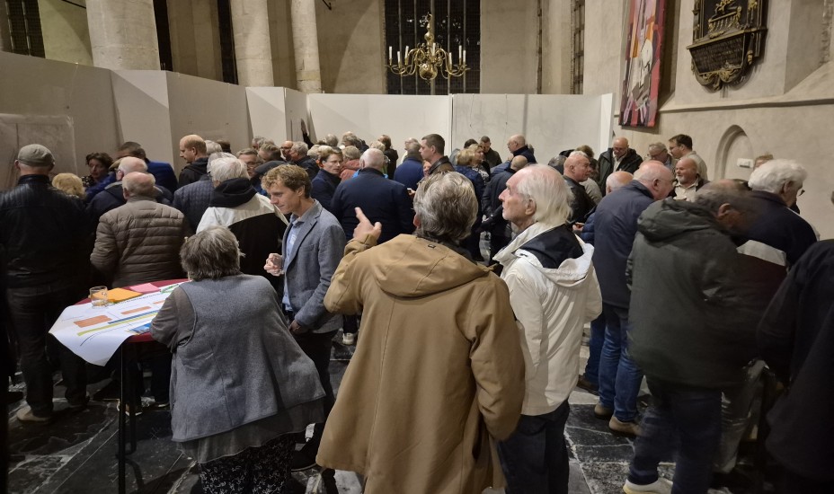 Bezoekers van de informatiebijeenkomst in de Grote Kerk.