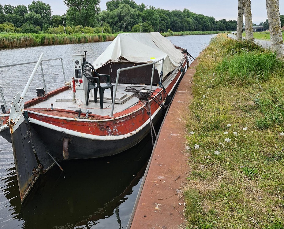 Vaartuig aan het Noord-Hollandkanaal