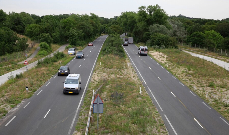 Nieuwe borden en markering op Zeeweg (N200) tussen Bloemendaal en Overveen