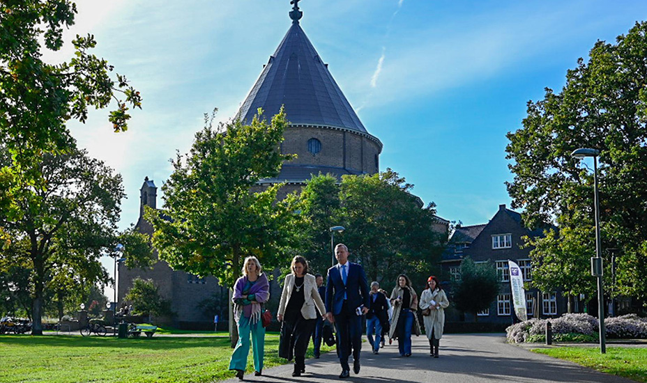 Burgemeester, commissaris en anderen lopen voor de cultuurkoepel