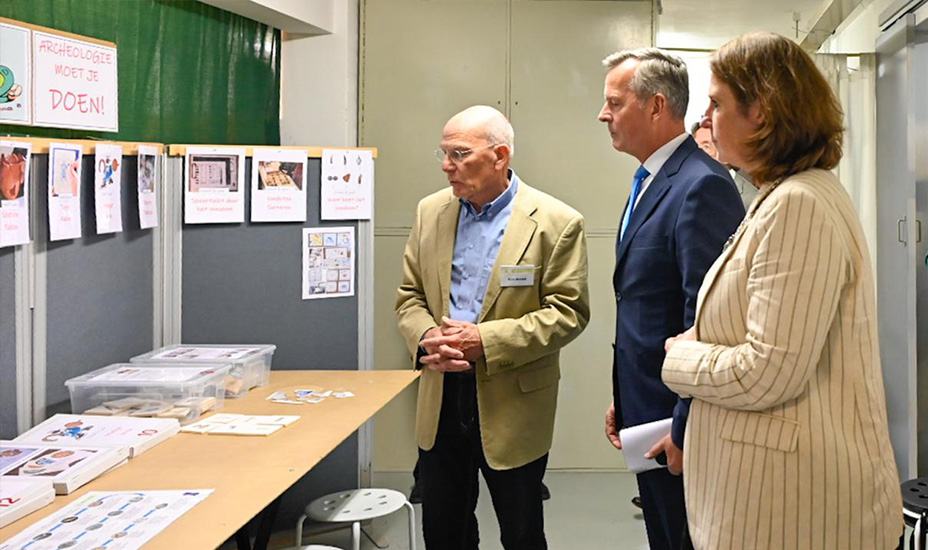 Arthur van Dijk wordt bijgepraat over geschiedenis Heiloo en archeologie in de omgeving