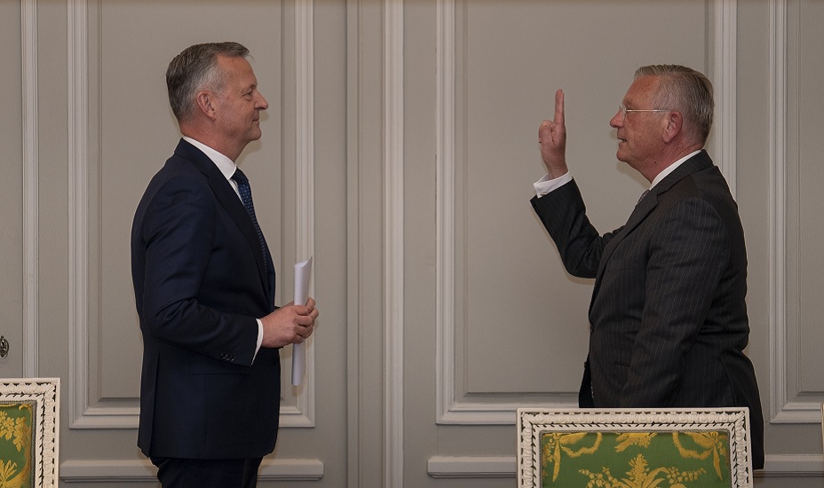 Waarnemend burgemeester Van Maaren (rechts) van gemeente Koggenland legt de ambtseed af bij commissaris van de Koning Arthur van Dijk.