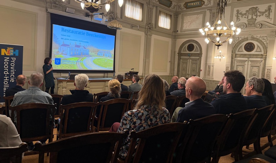 Presentatie over restauratie Beeckestijn tijdens de bijeenkomst voor monumenteneigenaren in het Teylers Museum.