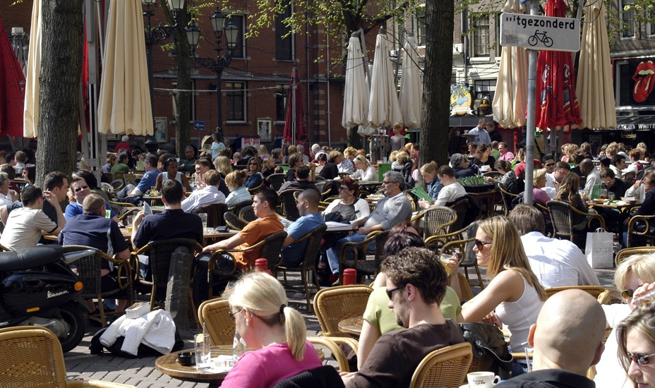 Druk terras in Amsterdam.