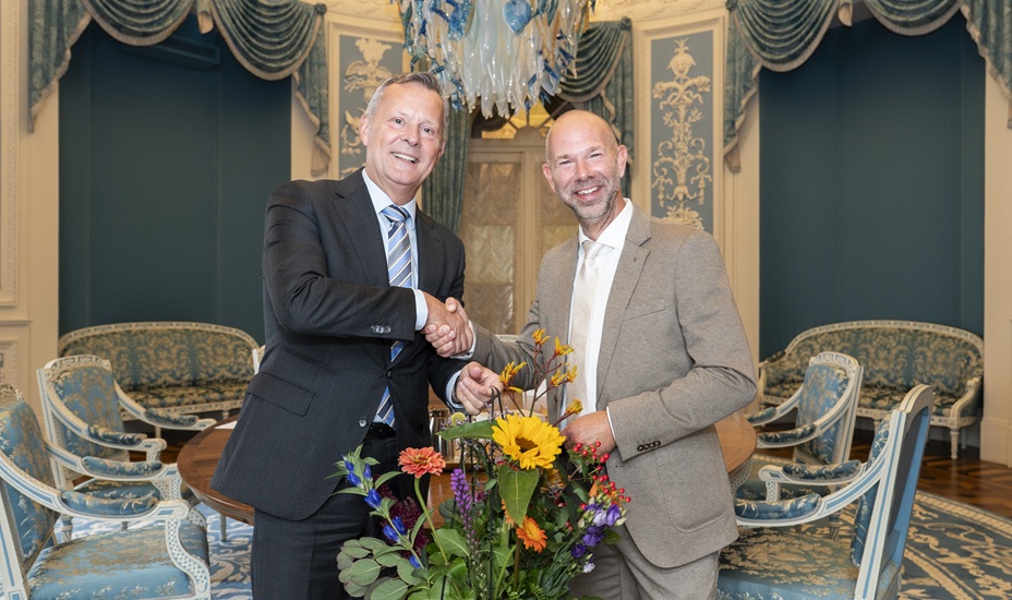 Burgemeester Sebastiaan Nieuwland van Uitgeest (rechts) schudt de hand van commissaris van de Koning Arthur van Dijk.
