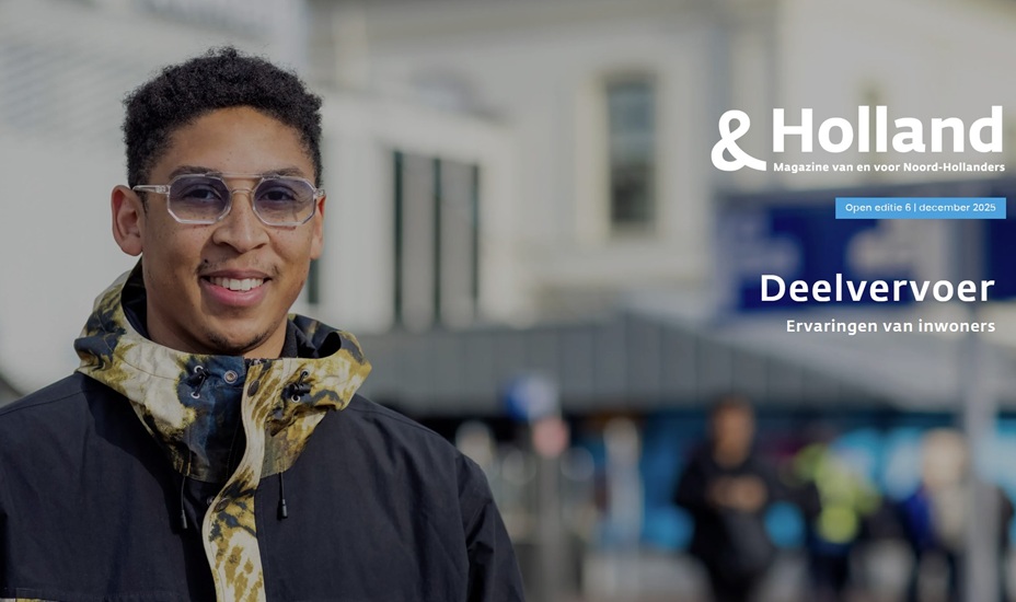 Cover &Holland magazine nummer 6 2025. Op de foto staat een jonge Noord-Hollander met zonnebril voor een treinstation.