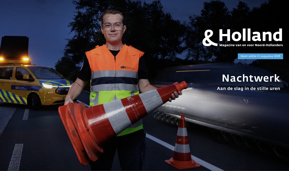 Cover &Holland magazine, nummer 4. Op de cover staat weginspecteur Thomas de Jong 's avonds langs een weg met pionnen in zijn handen.