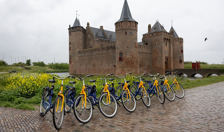 Fietsen voor het Muiderslot.