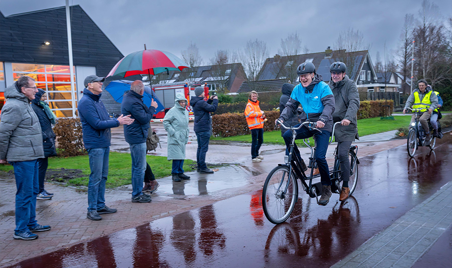 Fietsstraat Sportlaan in Warmenhuizen officieel geopend